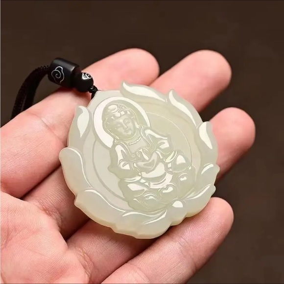 Quan Yin Lotus carved Jade necklace - Picture 1 of 4